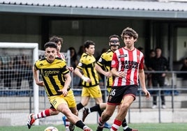 Iñigo Martín presiona a un jugador del Pasaia el pasado viernes.