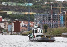 El remolcador 'Facal Once', con base en el puerto de Pasaia, será el que tire de la gabarra.