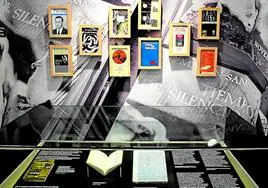 Uno de los apartados de la exposición está dedicada a 'Tiempo de silencio' con portadas de ediciones extranjeras.