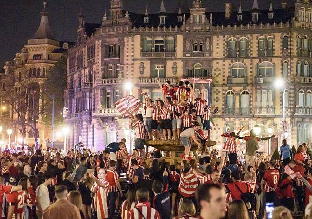 Aficionados del Athletic celebrando el triunfo en la plaza Moyua.