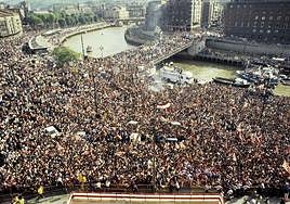 La gabarra, este lunes, durante las pruebas de flotación.