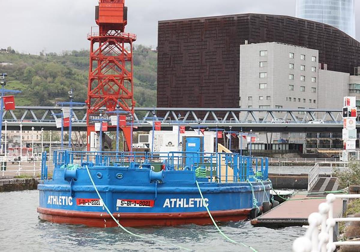 La gabarra, este lunes, durante las pruebas de flotación.