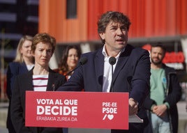 El candidato del PSE junto a la diputada vizcaína de Transportes, Sonia Pérez, en un acto hoy en Bilbao.