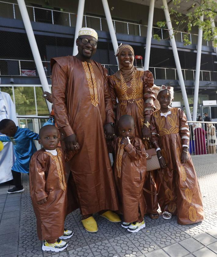 Imagen secundaria 2 - Un momento del rezo. En las otras fotos, la cuadrilla de Aminata y Ainara (a la derecha del grupo) y el maliense Ali Kone con su familia. 