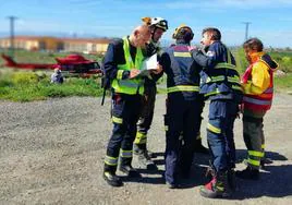 Los equipos de emergencias, trabajando de forma coordinada en el simulacro.