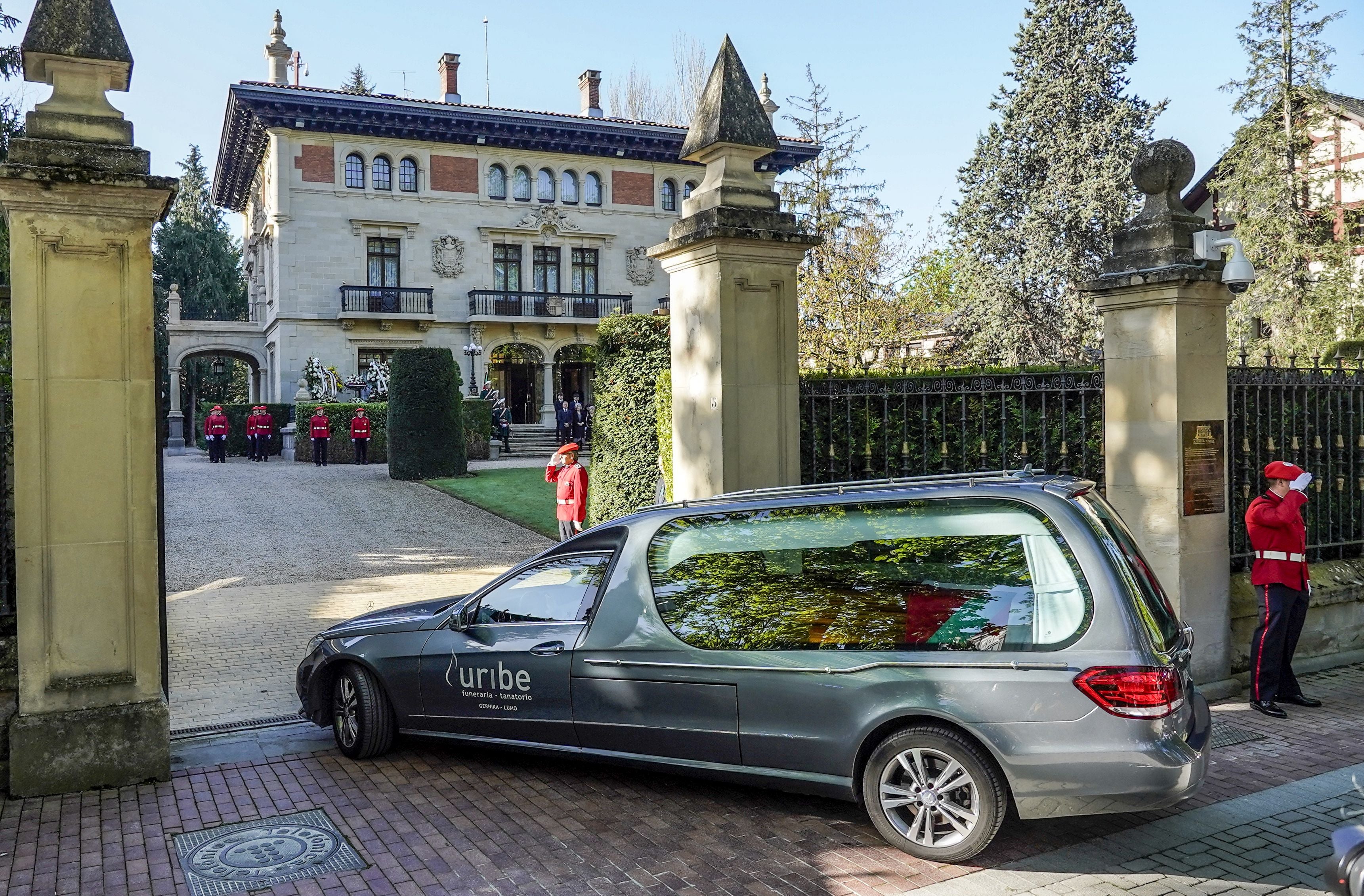 El coche fúnebre con los restos de Ardanza, que ha partido del tanatorio de Gernika a las 8.13 horas, ha llegado a Ajuria Enea minutos antes de las diez de la mañana.