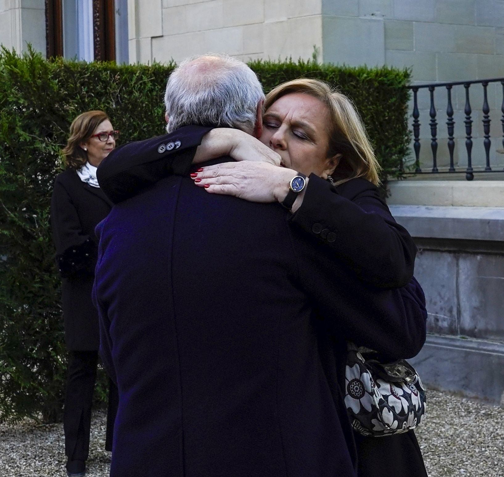 Itxaso Atutxa, presidenta del Bizkai Buru Batzar, da una abrazo a otra de las personas que se han acercado a Ajuria Enea.