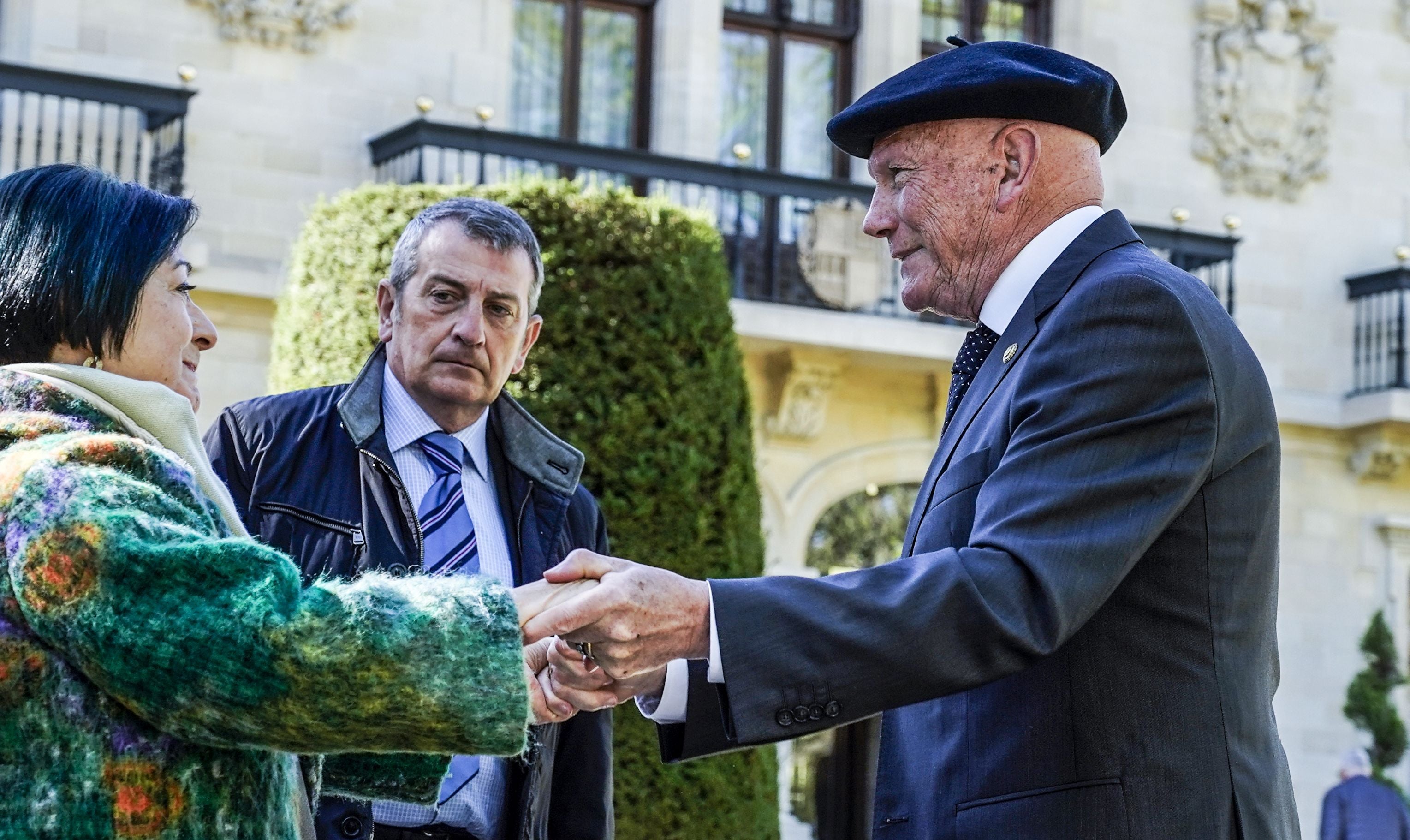 Sobre de las once de la mañana, se ha acercado el exlehendakari Juan José Ibarretxe, que se ha quitado la txapela al entrar en la capilla ardiente, y que también ha abrazado a la viuda, al resto de familiares presentes, y al lehendakari Urkullu. 