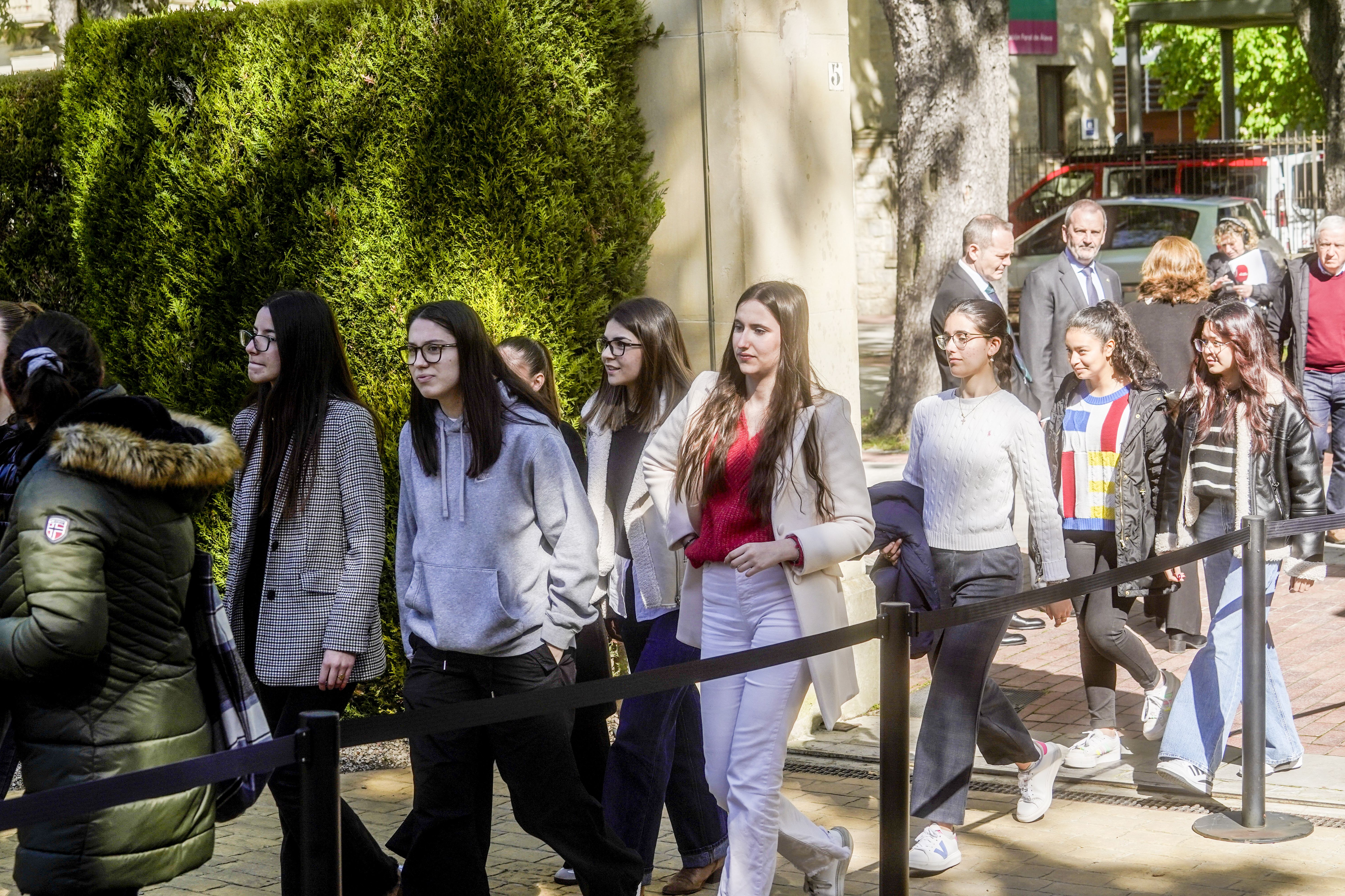 Un grupo de jóvenes entra en Ajuria Enea, donde se ha instalado la capilla ardiente.