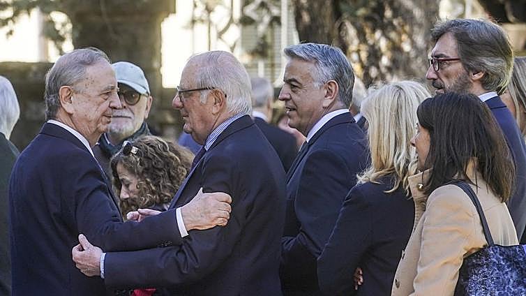 Los partidos presentan sus respetos a «un hombre de paz»