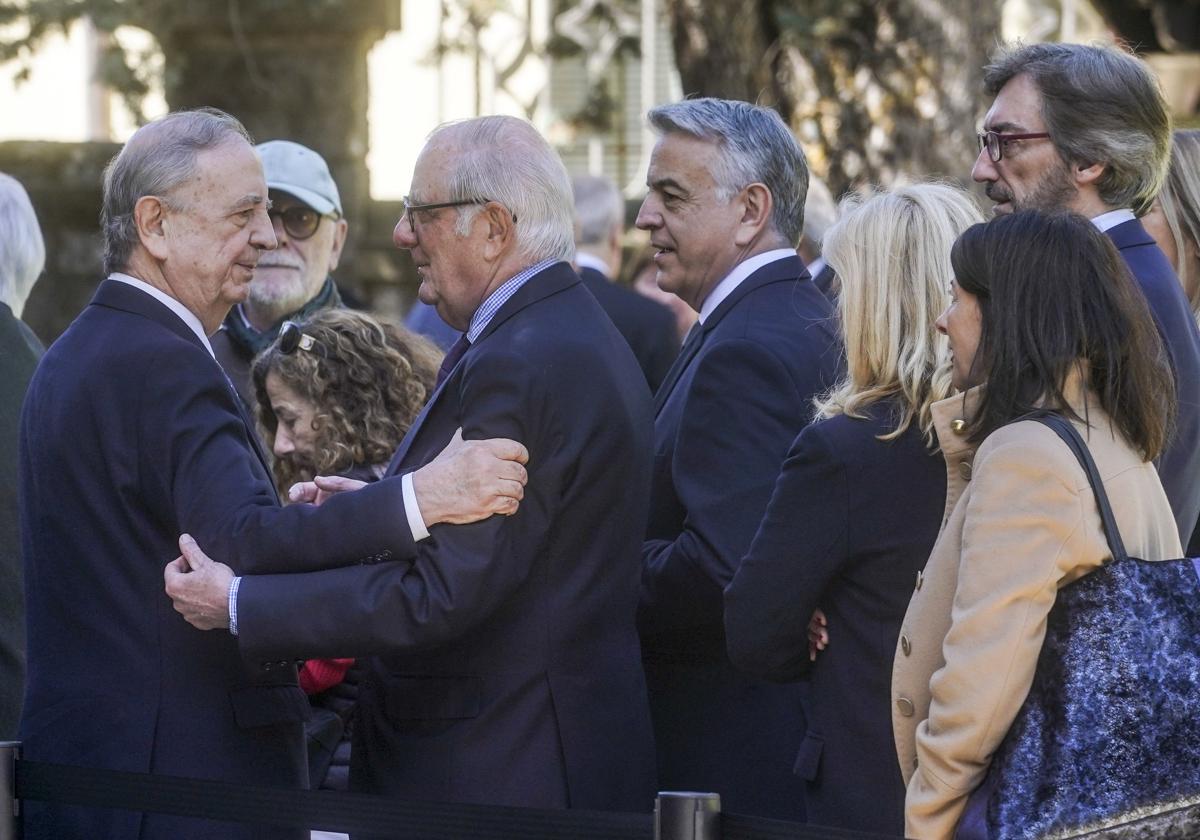 Ramón Rabanera, acompañado por Javier de Andrés e Iñaki Oyarzabal, saluda a Iñaki Anasagasti.