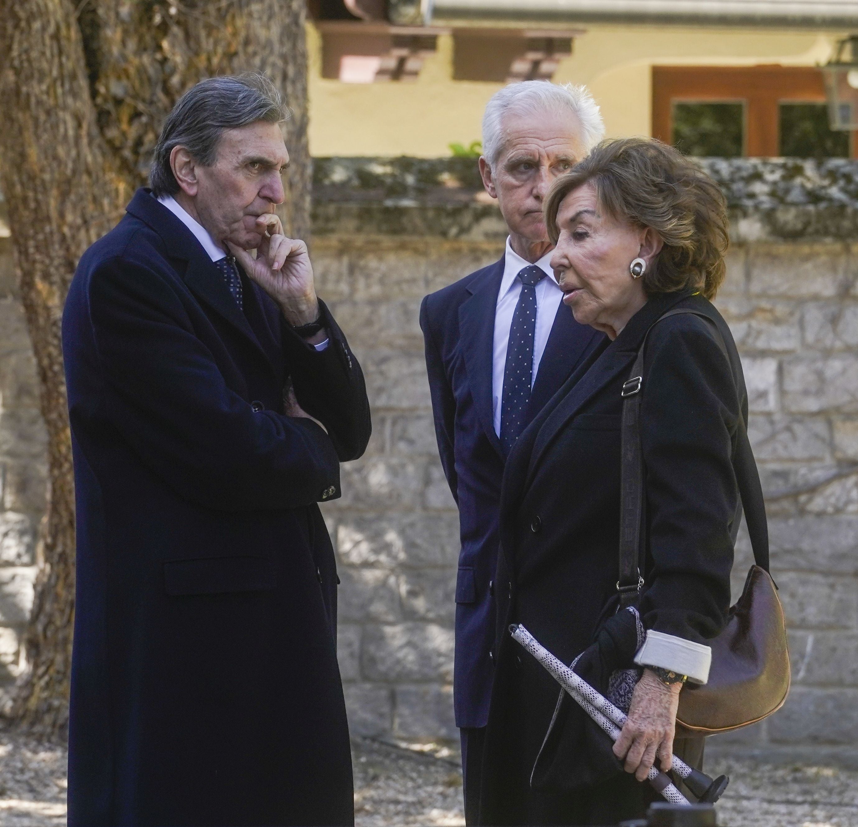 En el centro de la imagen, Juan Ignacio Vidarte, director general del Museo Guggenheim Bilbao. Ha coincidido con Jon Azua, vicelehendakari y consejero de Industria y Energía del Gobierno vasco entre 1991 y 1995, y la empresaria y política vizcaína Pilar Aresti.