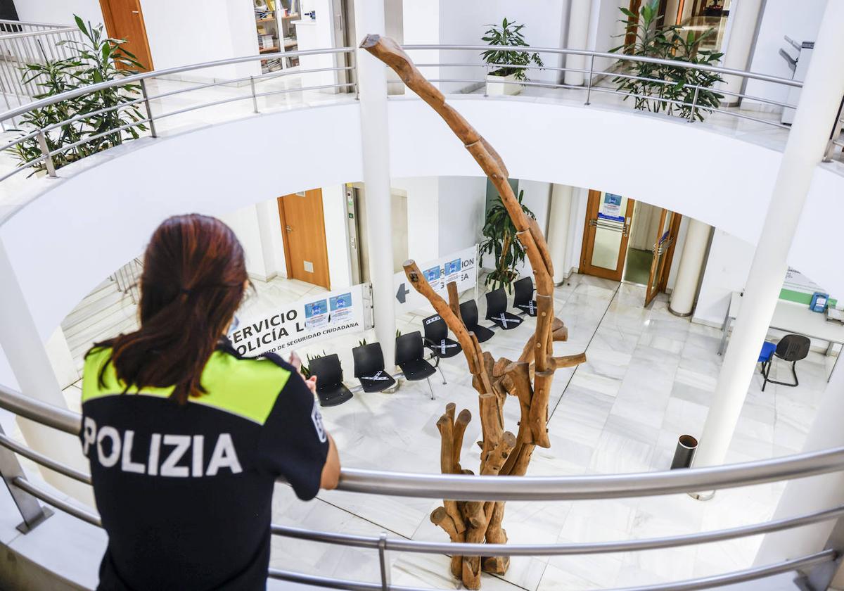 Patio interior de las dependencias policiales de Aguirrelanda.