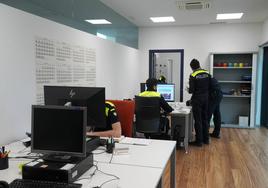 Agentes de la Policía Local trabajan en la nueva comisaría de José Erbina, ubicada junto a la estación de tren de Dato.