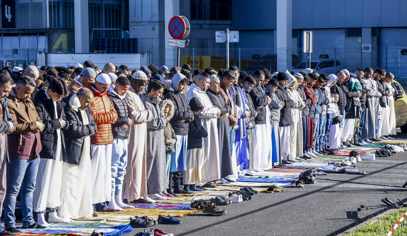 Miles de musulmanes celebran el final del Ramadán en Vitoria