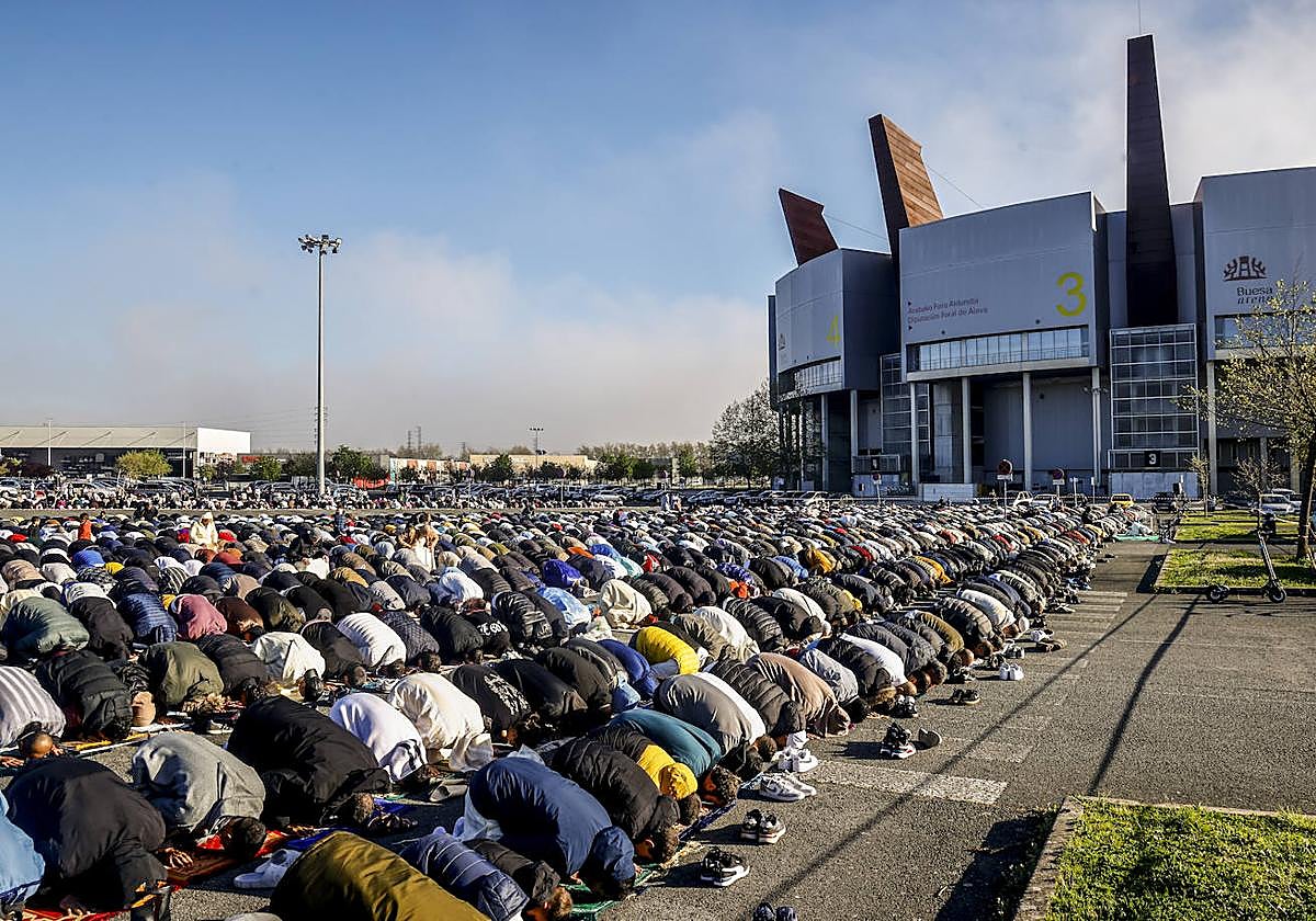 Miles de musulmanes celebran el final del Ramadán en Vitoria