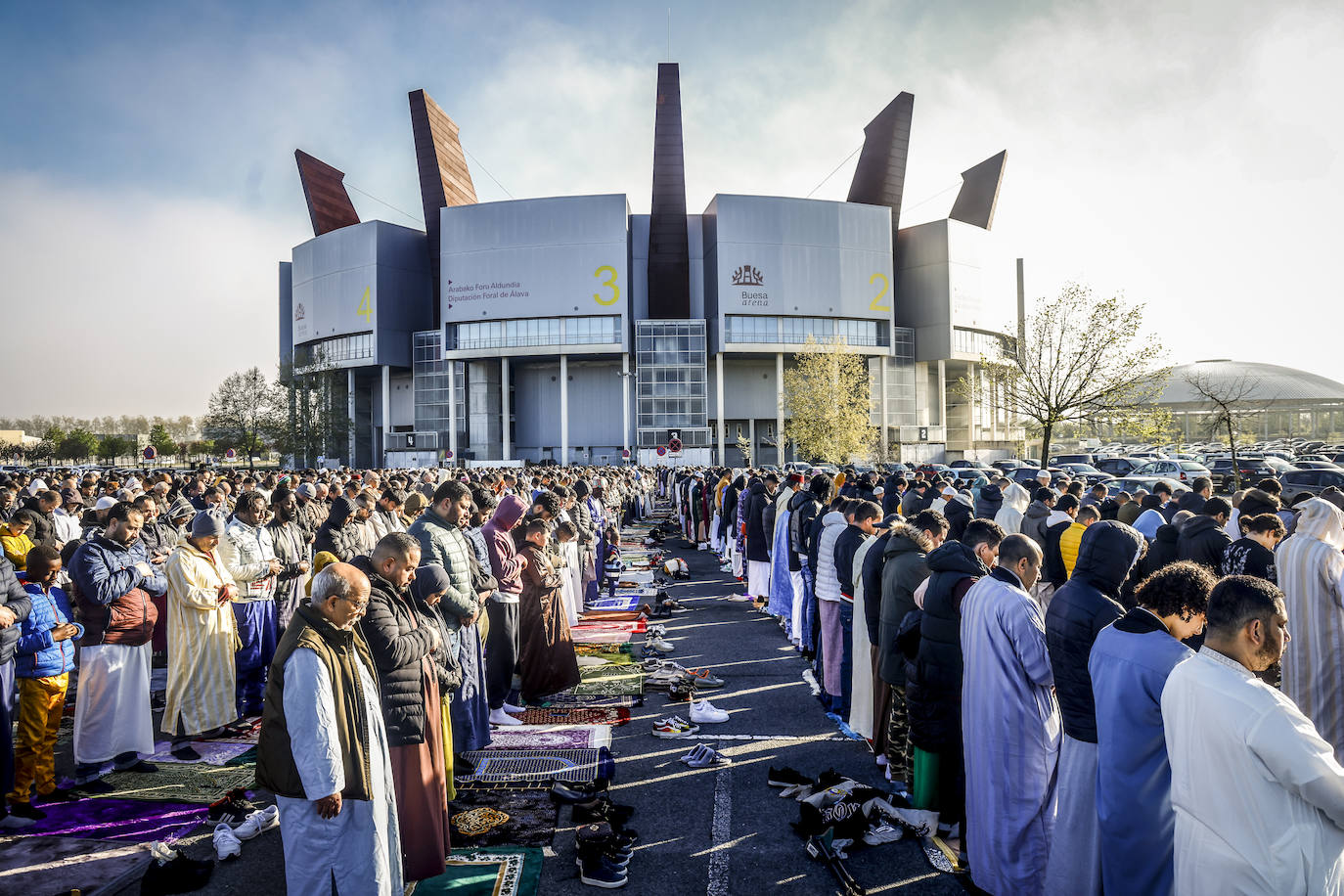 Miles de musulmanes celebran el final del Ramadán en Vitoria