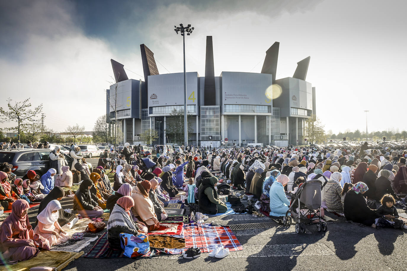 Miles de musulmanes celebran el final del Ramadán en Vitoria