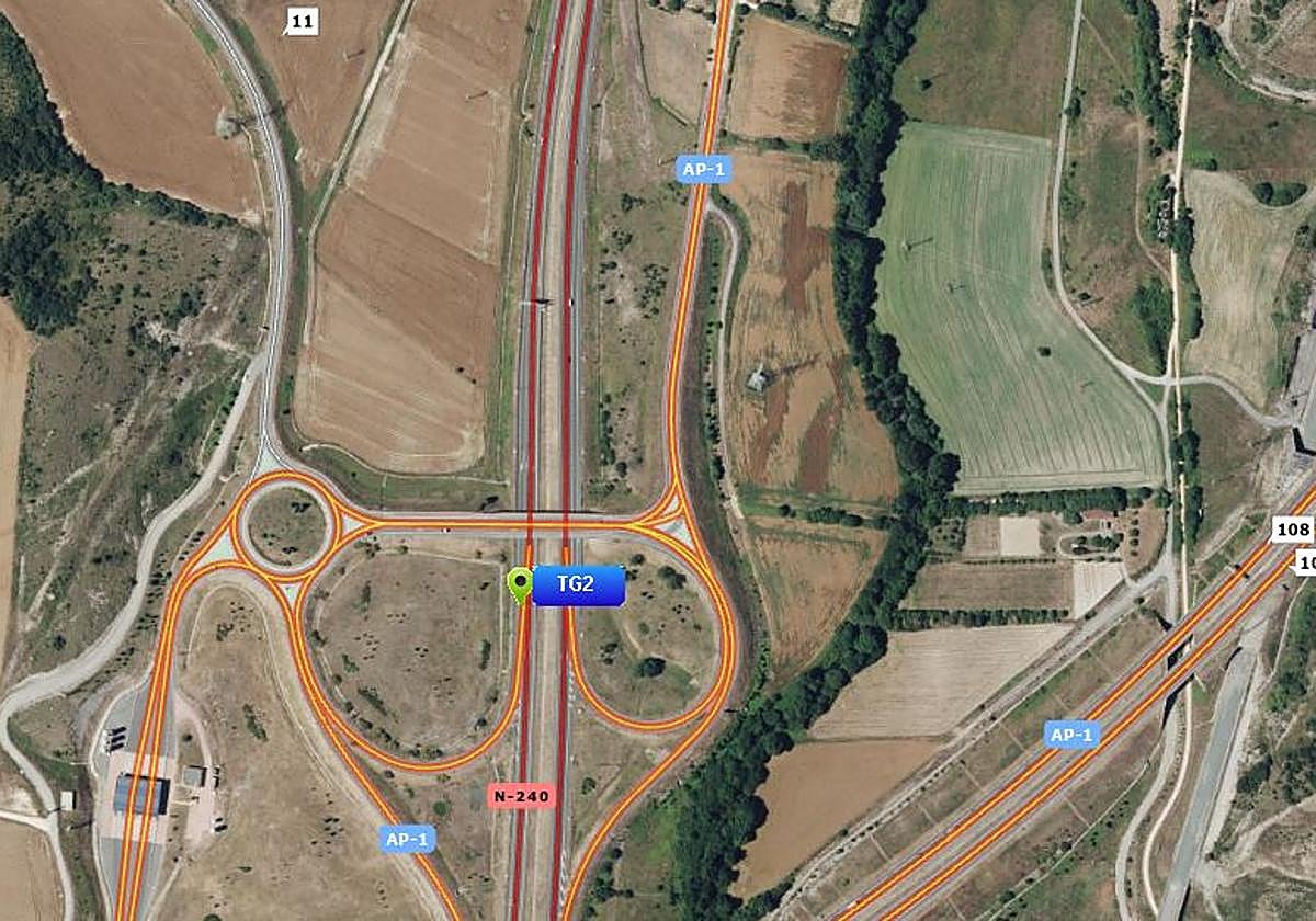 Los bomberos rescatan a un conductor herido en un choque entre dos vehículos cerca de Luko