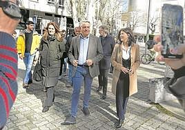 El candidato Javier de Andrés junto a sus compañeras de lista Ana Morales y Laura Garrido.