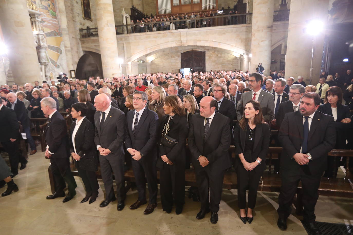 En el primer banco, han arropado a la familia de Ardanza, Iñigo Urkullu, Lucía Arieta-Araunabeña, Juan José Ibarretxe, Patxi López, Begoña Gil, Andoni Ortuzar y Bakartxo Tejeria, entre otros.