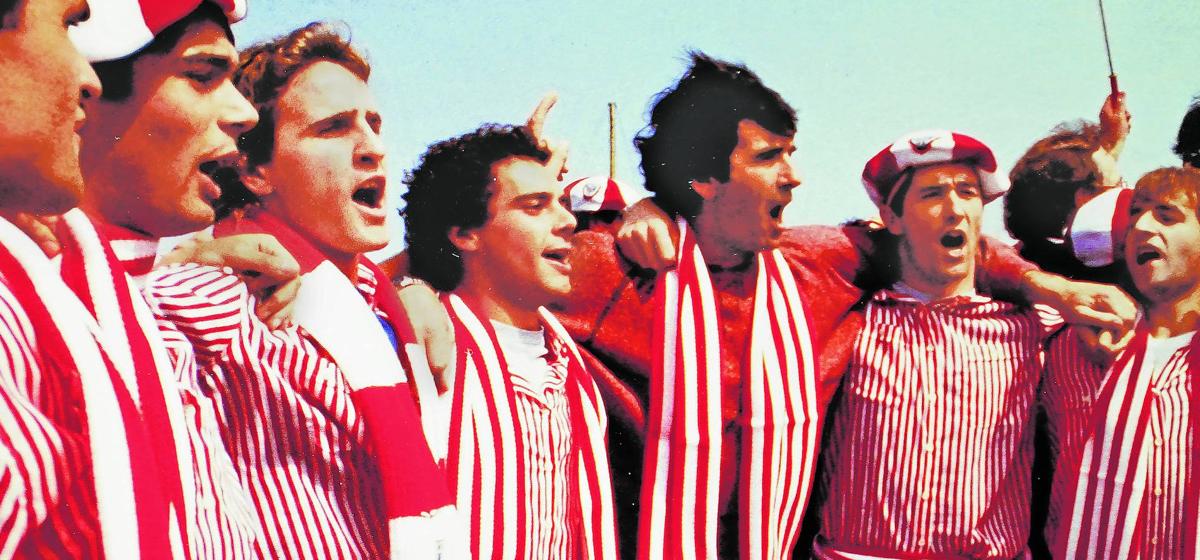 Andrinua, Bolaños, De Andrés, Aspiazu, Iribar, Argote y Sola, de izquierda a derecha, en la gabarra de campeones de 1984.