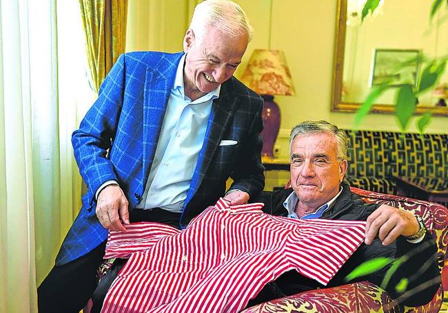 Juan Manuel Vela muestra la camisa junto a Dani.