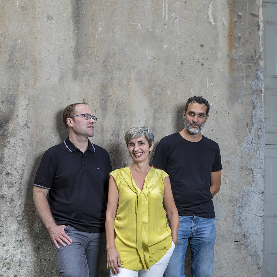 Tres amigos diseñan una lámina especial de la gabarra para llenar las casas de orgullo rojiblanco