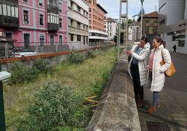 La alcaldesa, Mireia Elkoroiribe, (PNV) y la teniente alcalde, Jesica Ruiz, (PSE) analizan el terreno.