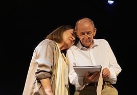 Los dos actores, en una escena de la obra que llega este fin de semana a Bilbao.