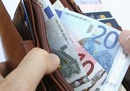 Despiden a la trabajadora de un supermercado vizcaíno por robar 15 euros de la cartera de una clienta