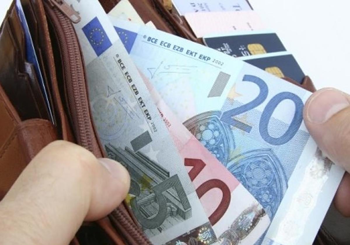 Despiden a la trabajadora de un supermercado vizcaíno por robar 15 euros de la cartera de una clienta