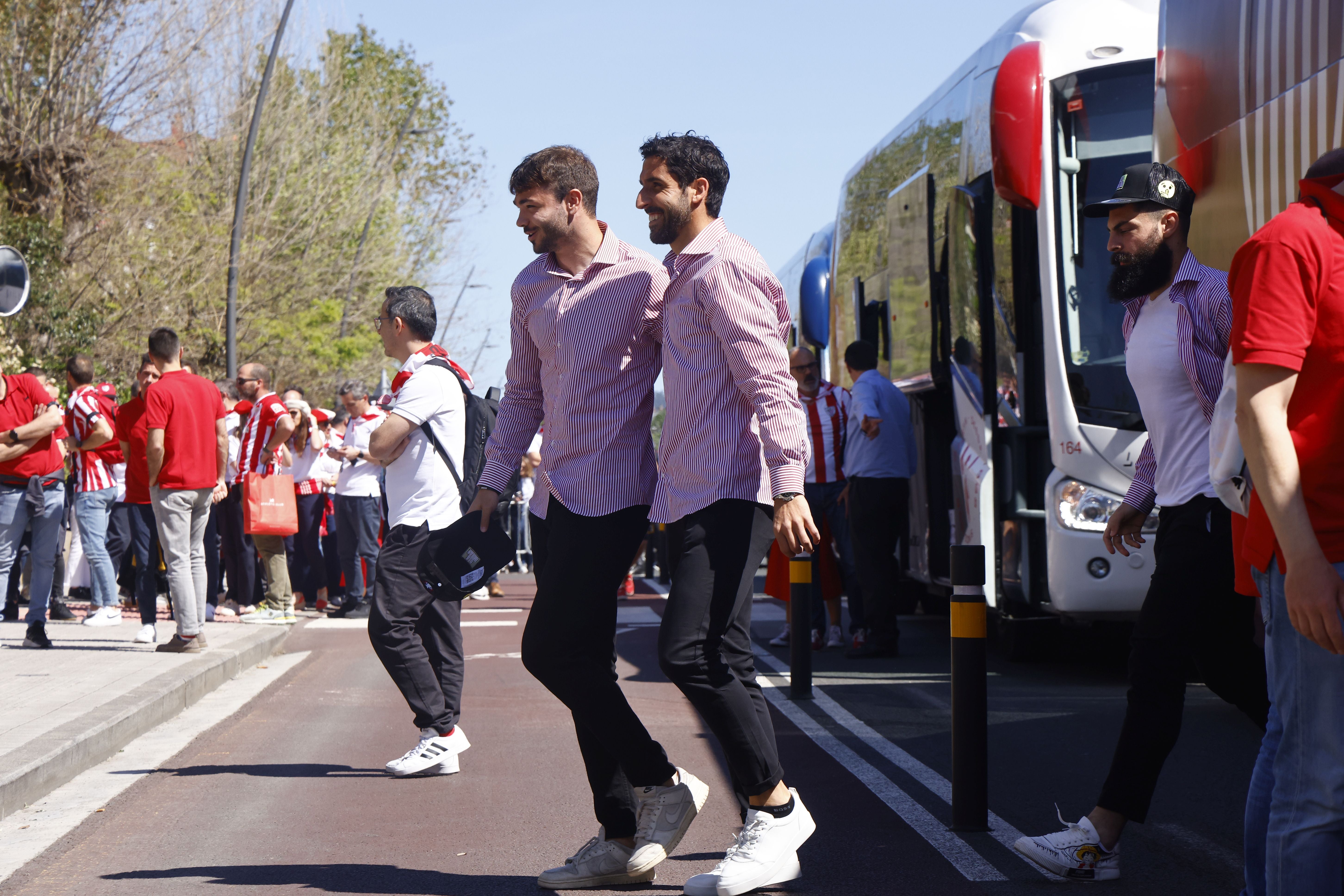 Euforia de los jugadores rojiblancos en la gabarra
