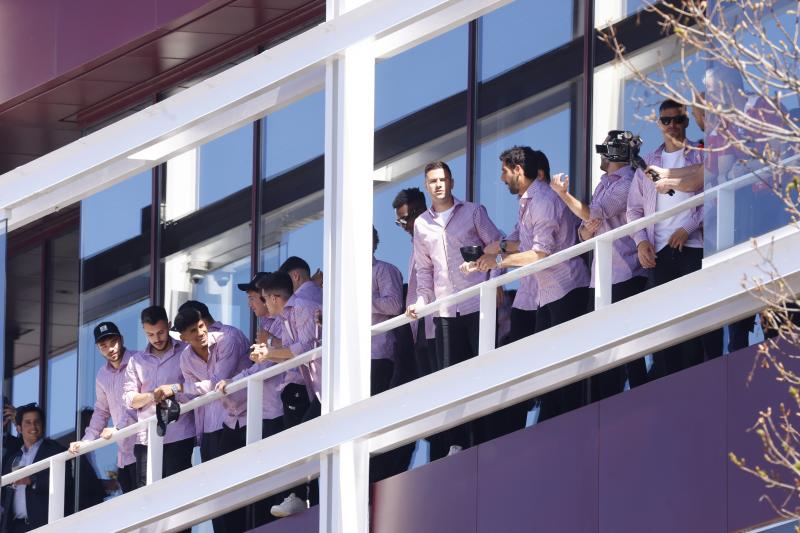 Euforia de los jugadores rojiblancos en la gabarra