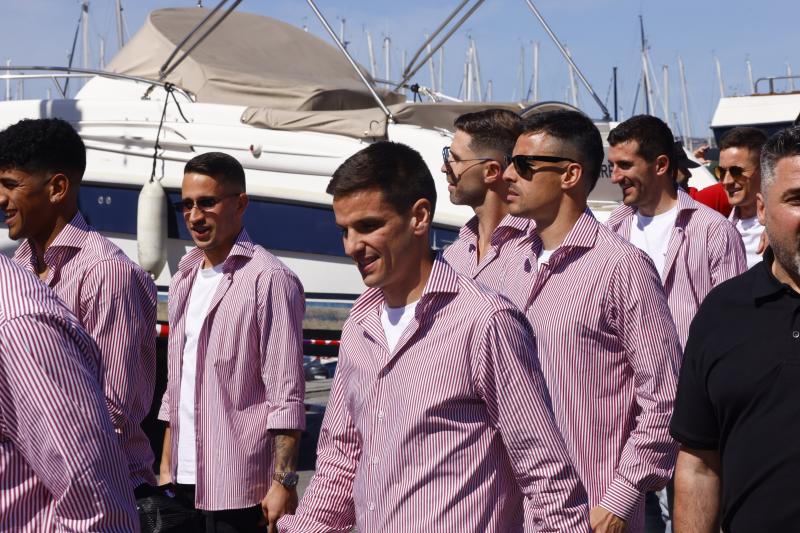 Euforia de los jugadores rojiblancos en la gabarra