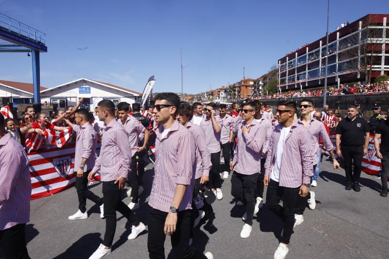 Euforia de los jugadores rojiblancos en la gabarra