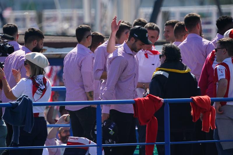 Euforia de los jugadores rojiblancos en la gabarra