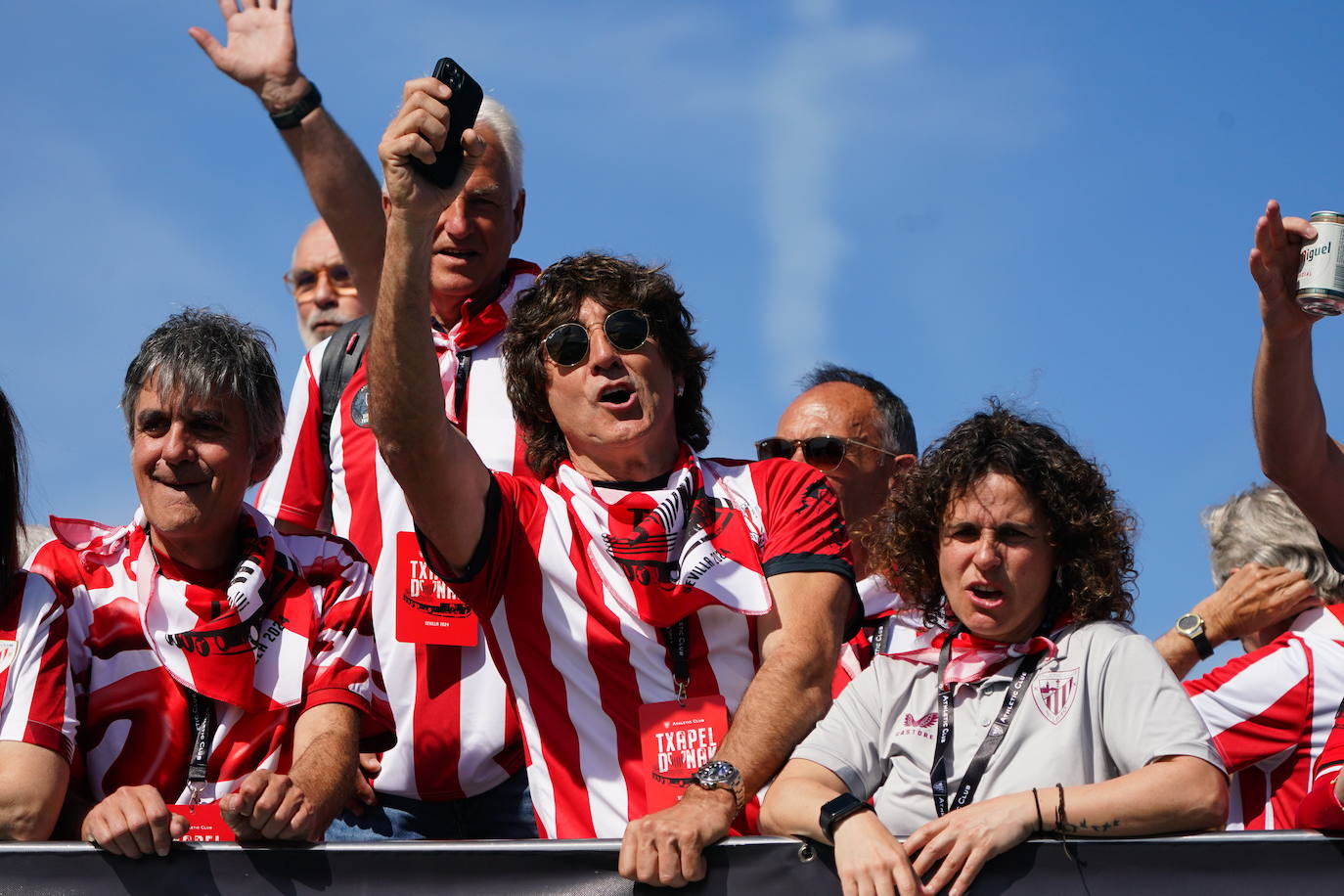 Euforia de los jugadores rojiblancos en la gabarra