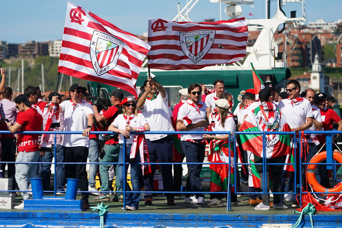Euforia de los jugadores rojiblancos en la gabarra