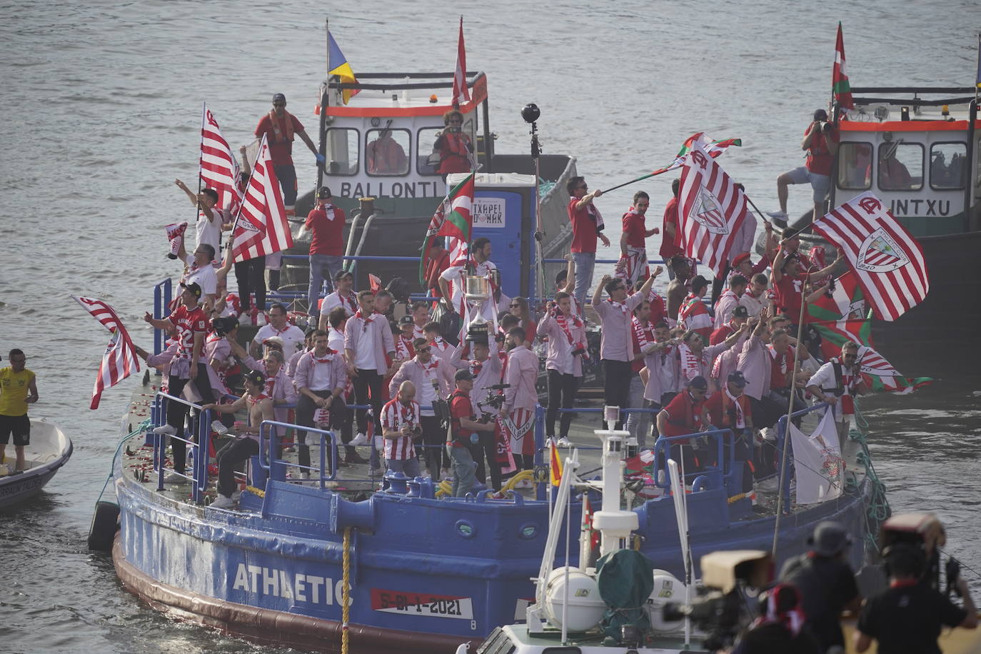 Euforia de los jugadores rojiblancos en la gabarra