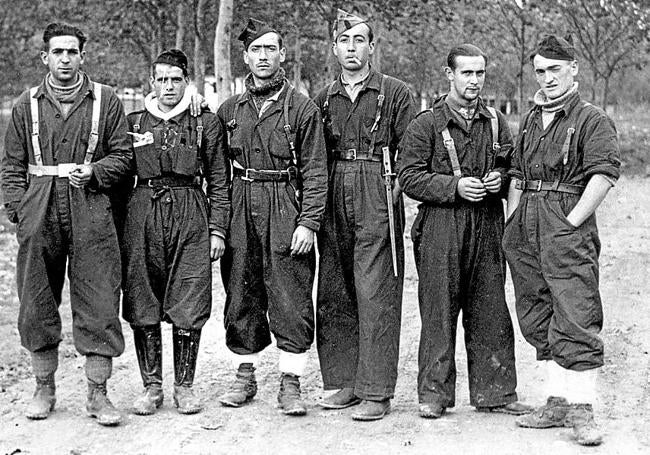 Un grupo de milicianos de la Guerra Civil, en una pausa de los combates.