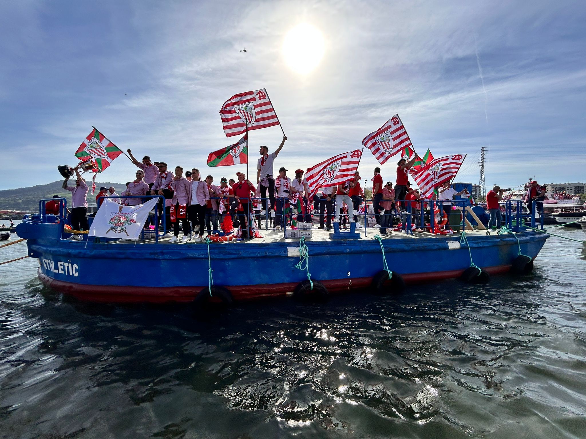 Euforia de los jugadores rojiblancos en la gabarra