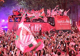 El caluroso recorrido en autobús del Athletic entre bengalas