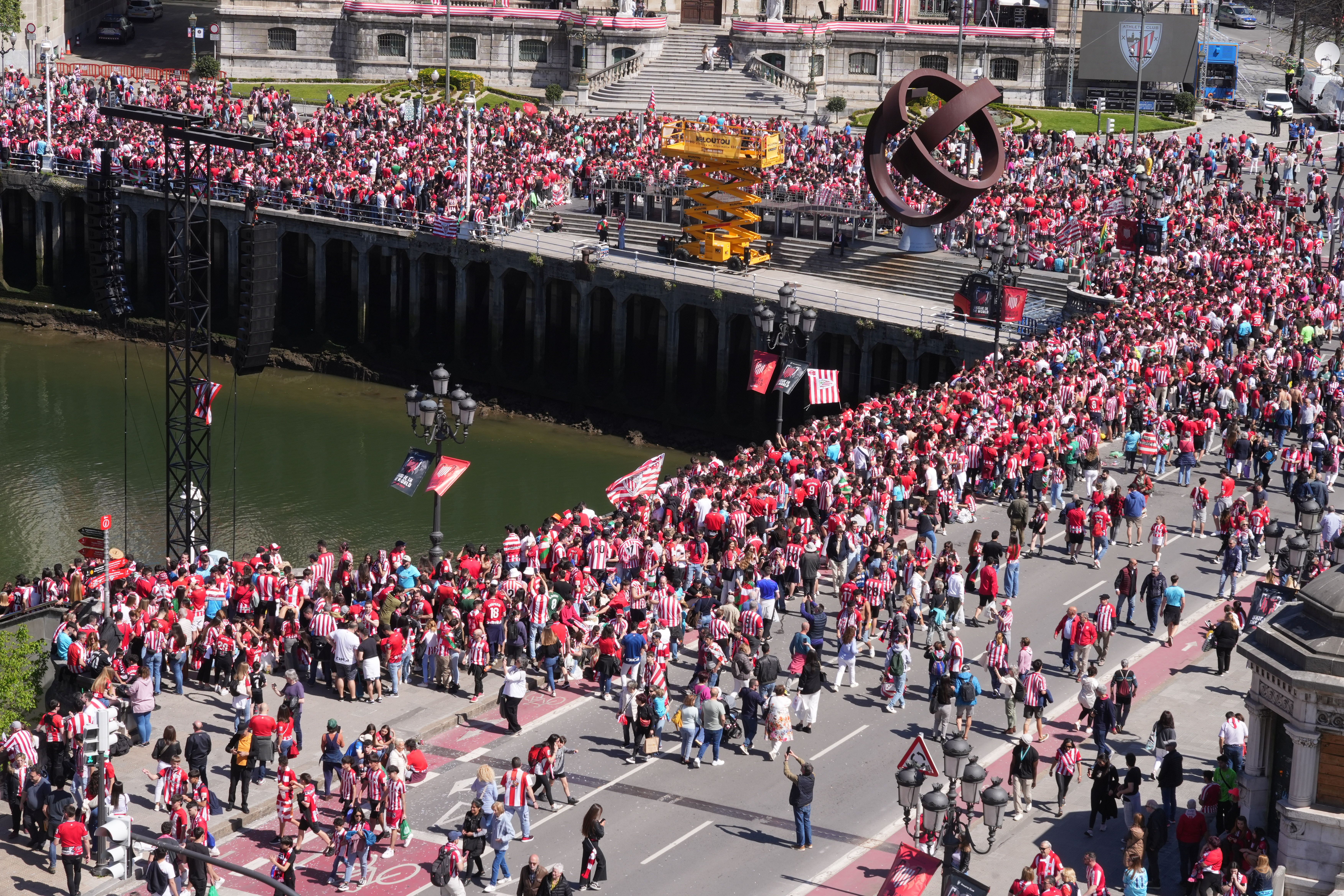 Las imágenes de la fiesta de la gabarra en Bilbao