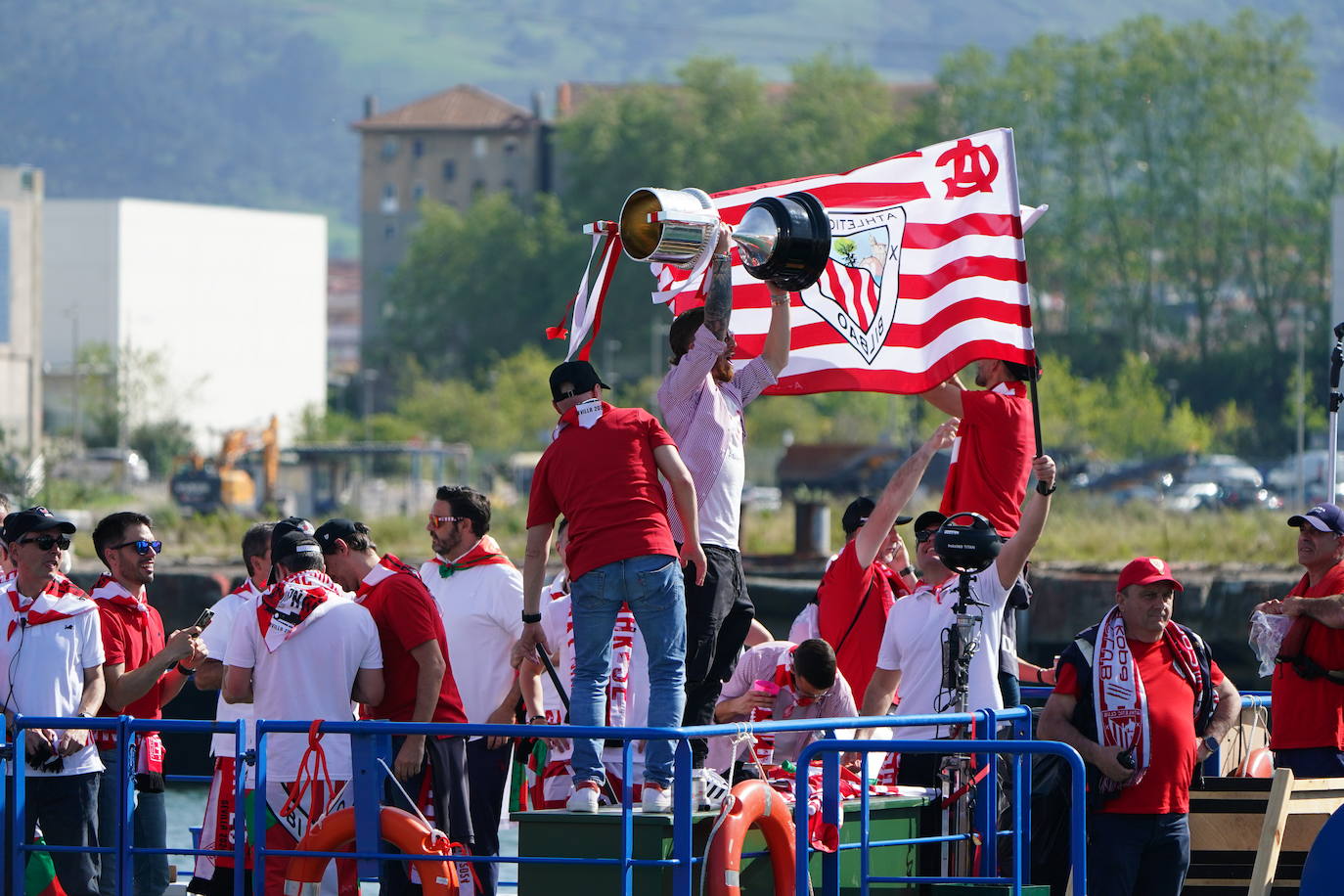 Euforia de los jugadores rojiblancos en la gabarra