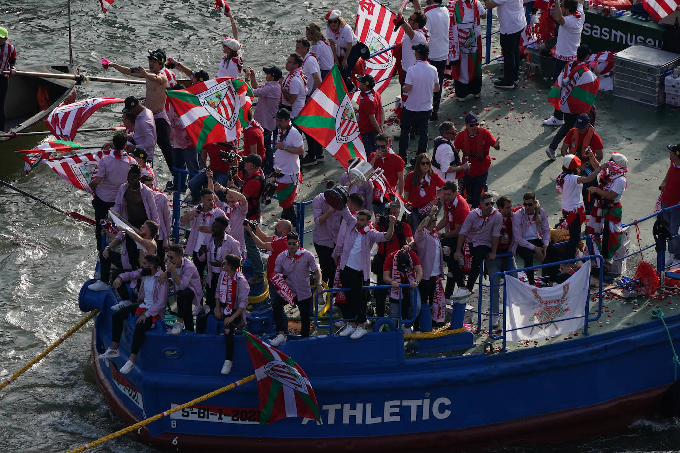 Euforia de los jugadores rojiblancos en la gabarra