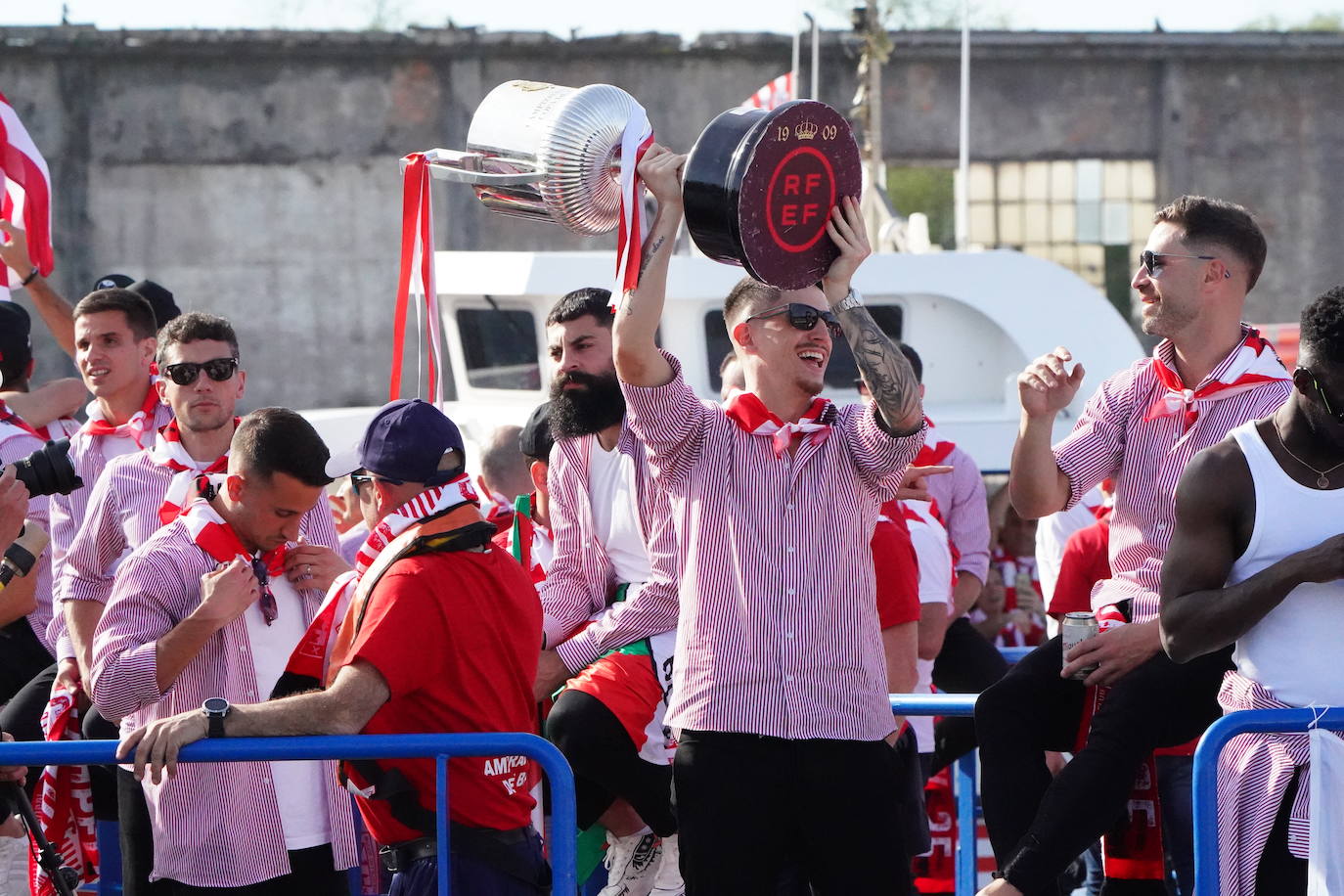 Euforia de los jugadores rojiblancos en la gabarra