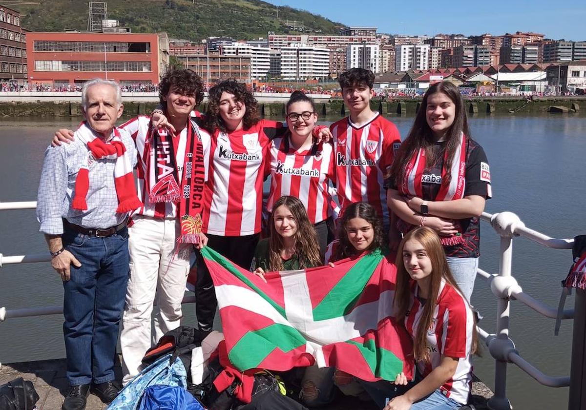Ayer como alumno y hoy como profesor. Fernando Urquijo posa en la curva de Zorroza con los alumnos que le acompañaron ayer.