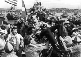 Los jugadores mantean a Clemente en la gabarra en el recorrido de 1984.