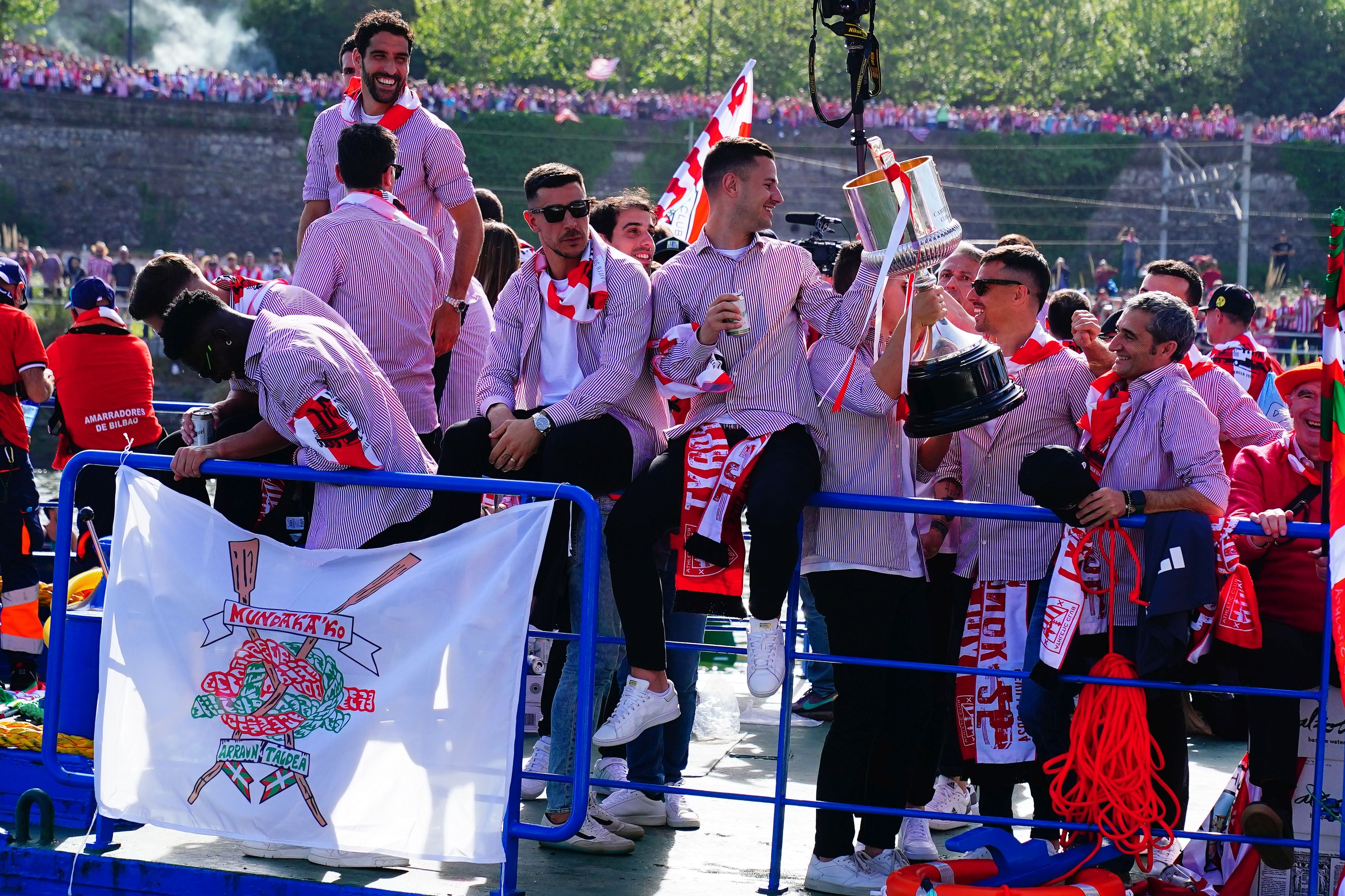 Euforia de los jugadores rojiblancos en la gabarra